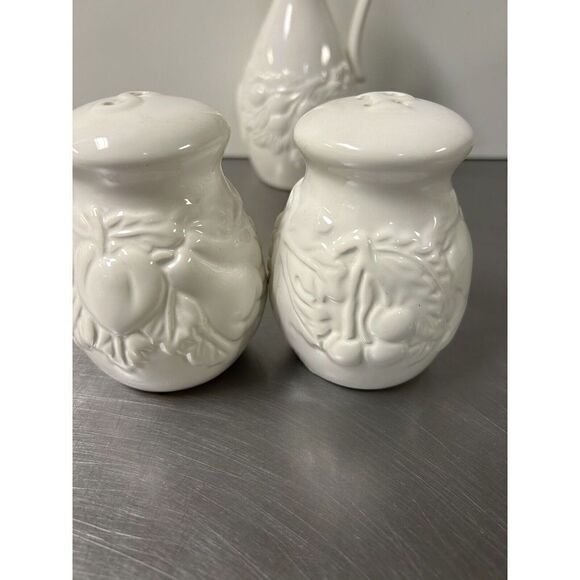 VTG Tabletops Gallery Vinegar Jar & Drizzle Spout & Ceramic Salt, Pepper Shaker - Picture 6 of 8